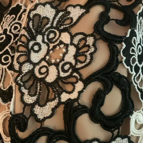 Monique Lhuillier black-white floral lace dress