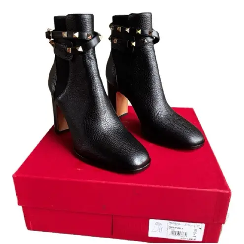 Valentino Garavani NIB Rockstud Grainy Calfskin Ankle Boots Size 38