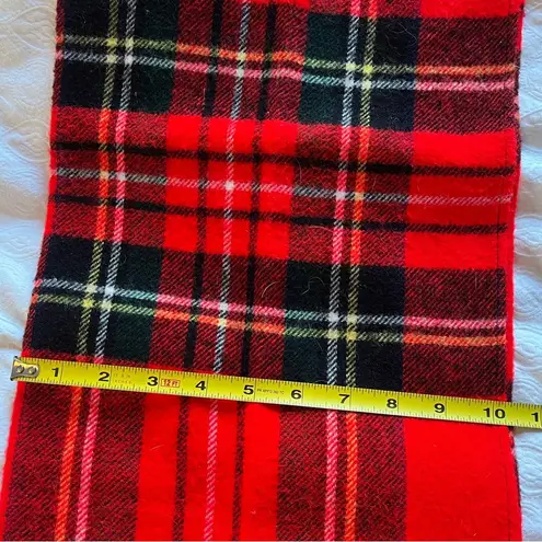 Essential Winter : like new plaid scarf