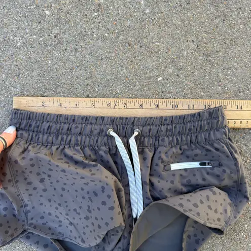 Vuori Clementine 2.0 Shorts 4" Chia Stucco Workout Gray Black Dot VW3000 XS