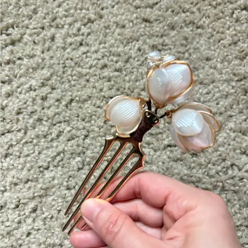 Elegant Gold Magnolia Hair Comb with Faux Pearls – Vintage Style Floral Hairpin