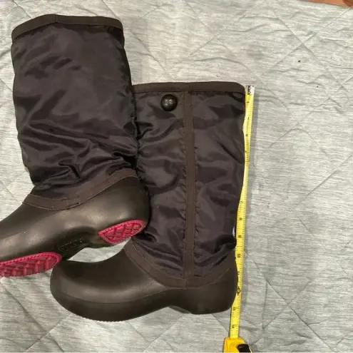 Crocs  WOMENS SNOW BOOTS
SIZE 6W WEAR ONES VERY GOOD
CONDITION BLACK