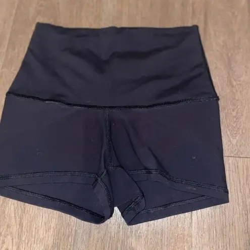 Lululemon  LEMON REVERSIBLE IN MOVEMENT SHORT EVERLUX 2.5” BLACK  SIZE 4