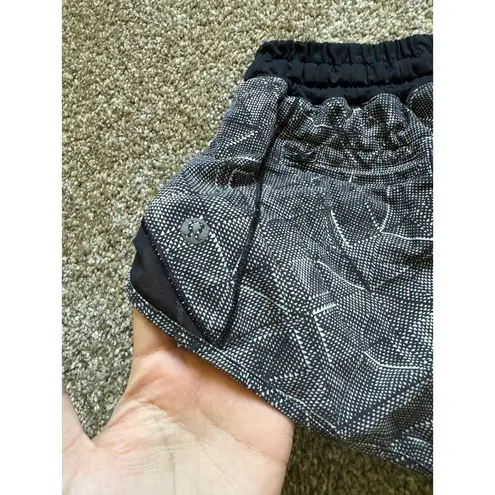 Lululemon  Hotty Hot Shorts 2.5" Size 4 Formation Alpine White Black / Black