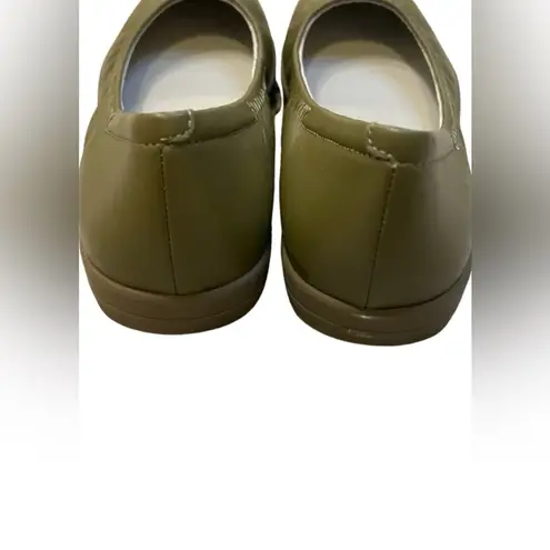 LOGO By Lori Goldstein Lori Goldstein Collection Slip On Leather Flat in Olive Green Size 5.5 New w Box
