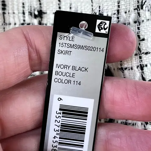 Tahari White And Black Boucle Tweed Mini Skirt Size 10. NEW