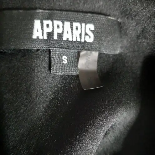 Apparis S Collared Button