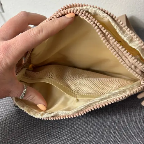 NWT Aloha Beige/Tan Crossbody Zip Up Adjustable Bag Tan