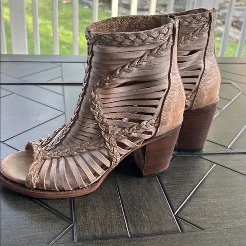 Freebird Bela open toe distressed leather heels taupe wastern chic zipper size 9 Tan