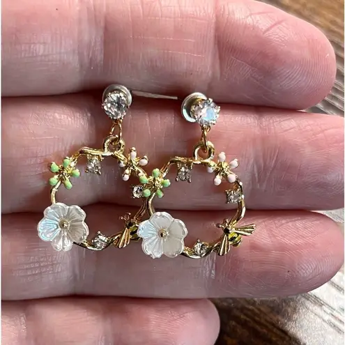 Rhinestone Flower & Bee Earrings Green