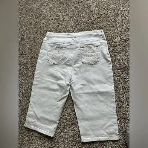 Gloria Vanderbilt Women’s off white/cream like Capri pants