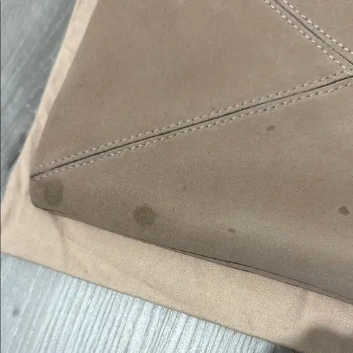 Elegant Tan Clutch with Tortoise Shell Accent