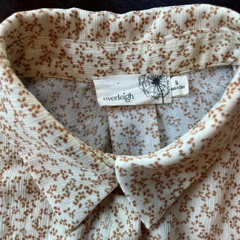 Everleigh Anthropologie  Blouse Cream Color Golden Brown Dots Ruffle Back, Small