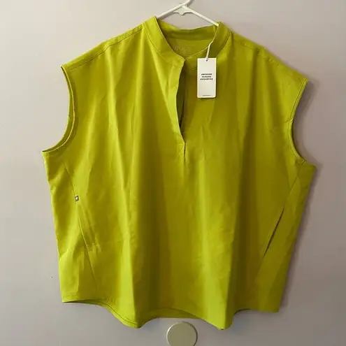 FIGS NWT  Women's size 3XL Chartreuse Rafaela Three-Pocket Scrub Top