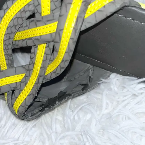 Fergalicious by Fergie Forgone Gray Yellow Thong Slip On Sandals 10M