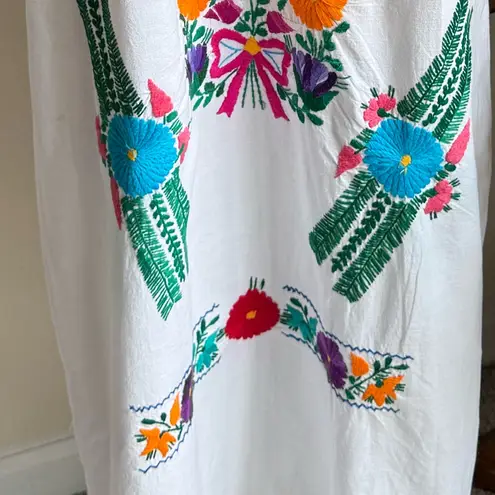 Vintage Mexican Embroidered Floral Dress – White Boho Peasant Midi Festival Size M