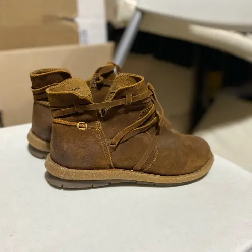 Born Tarkiln Distressed Rustic Brown Ankle Chukka Boot Size 7 / 38