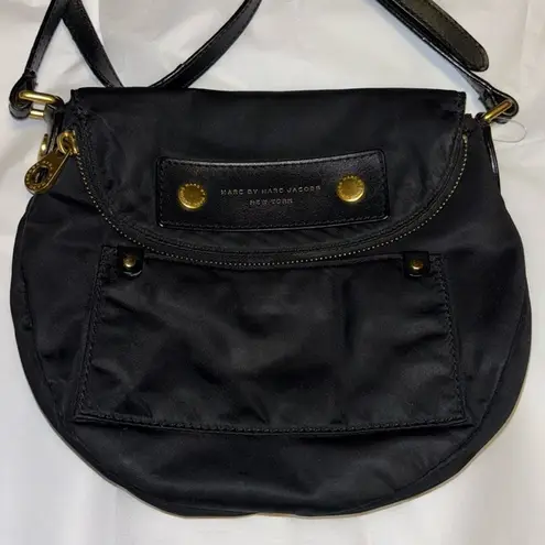 Marc by Marc Jacobs BLACK NYLON CROSSBODY W/ GOLD HARDWARE
POCKETS IN & OUTSIDE