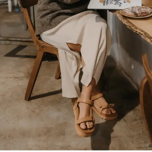 REEF Cushion Rem Hi Sandals Cognac Size 8.5 NWT