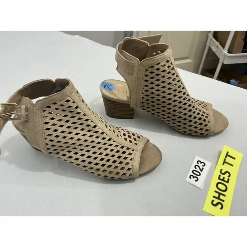 Unisa Womans Unoryant 7.5 M Tan Peep Toe Perforated Strap Heel Ankle Shoes