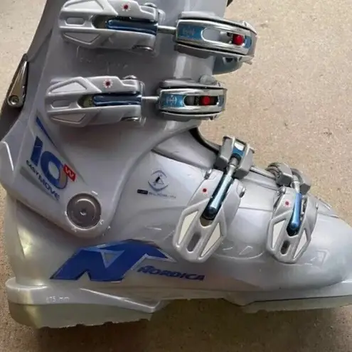 Nordica 10W Easy Move Skiing Ski Boots Women’s Sz 9/9.5 US Size Silver Gray Blue