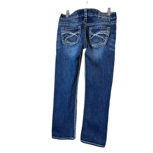 Silver Women's Santorini Capri Distressed Jeans in Medium Wash. Size 26 Blue