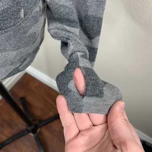 Evereve Camo Pullover Drawstring Sweatshirt Sz XS Front Pocket Gray Thumbholes