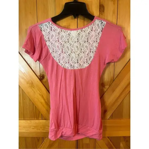 Discreet  blouse size medium short sleeve ￼(1625)