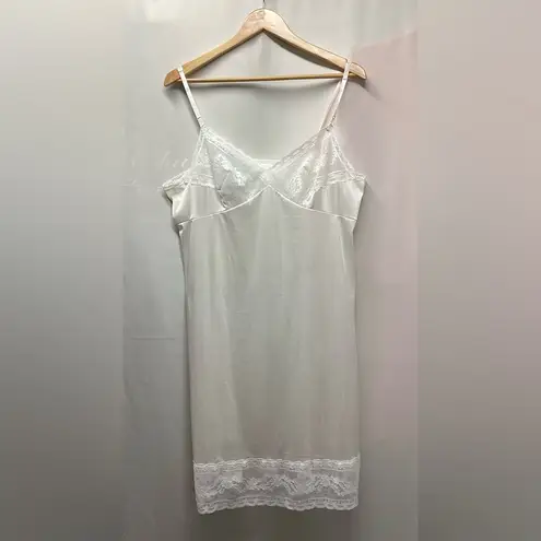 Vanity Fair Vintage full slip. Size 40 in White