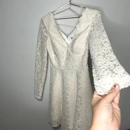 City Vibe White V-Neck Lace Cut Out Long Sleeve Dress light gold Glitter size 9