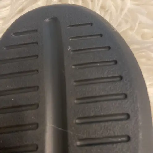 Aetrex  customizes comfort shoes left shoe is size 8.5W and right shoe is size 9