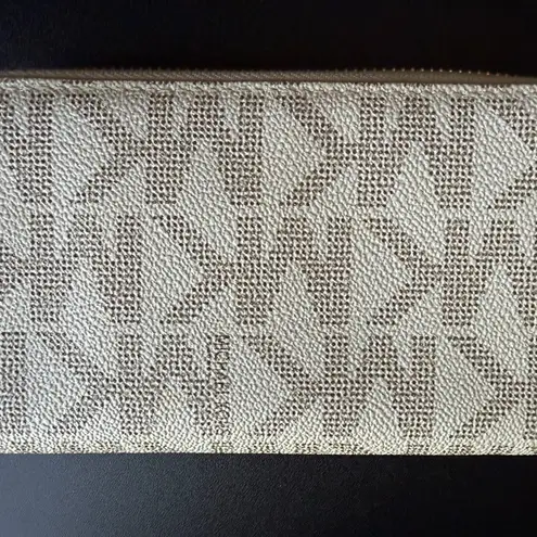 Michael Kors MK vanilla wallet medium