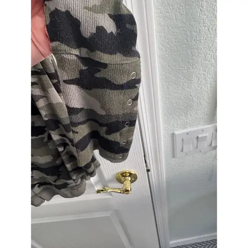 Evereve Camo Print Long Sleeve Thermal Top Size M