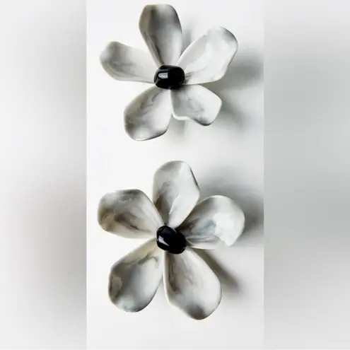 ZARA NWT  Maxi Black, White & Gray Resin Flower Earrings New in Box!