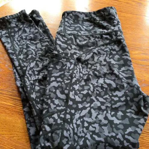 Women’s HR Sports 28” Leggings in Camo Black Combo sz lg EUC