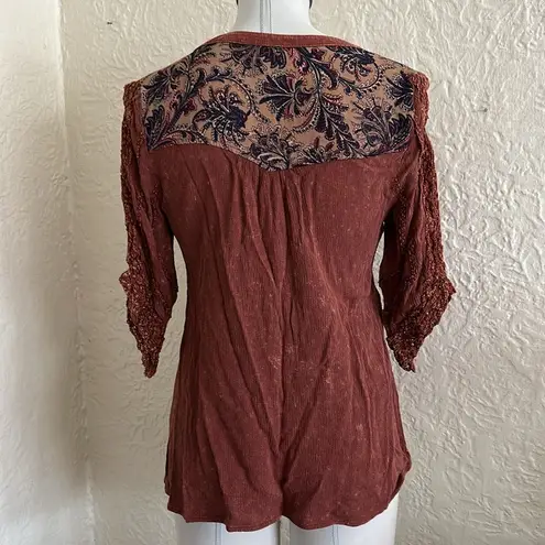Gimmicks by BKE Brick Crochet Trim Paisley Inset Button Top Boho Hippie Western