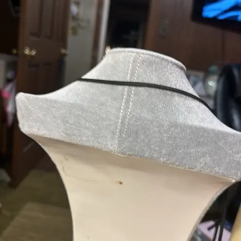 Beautiful, jeweled necklace the jewels have a little bit of yellow tint to them.