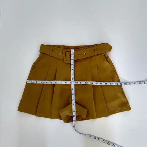 Elodie Women Belted Pleated Shorts Size Medium