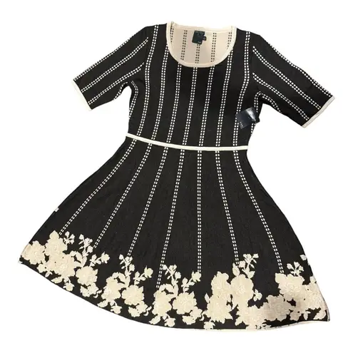 Gabby Skye NWT Knit Gray & White dress with flows at the bottom hem size large