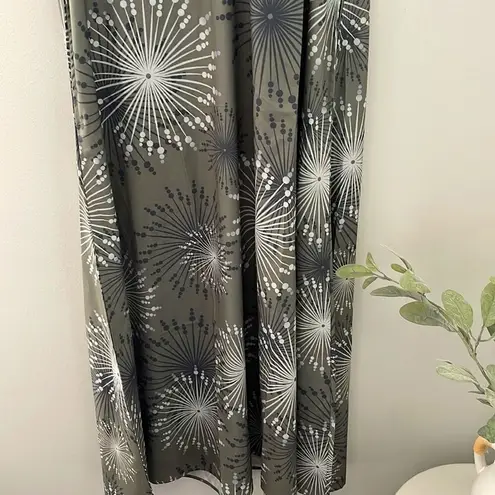 NWT Gorgeous Summer Dress. Maxi. Size Medium. Sage green w/fun print.‎