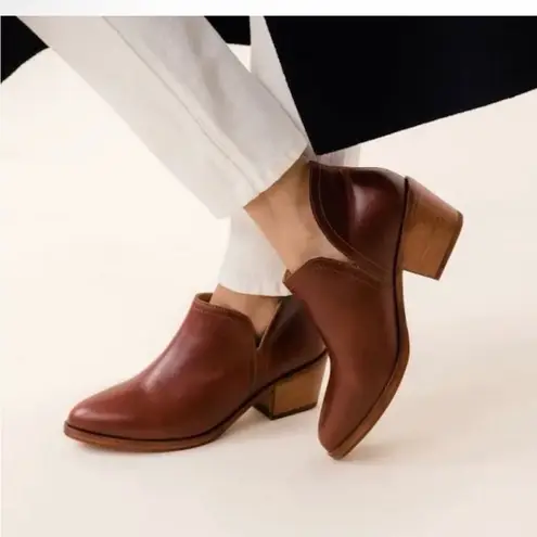 Nisolo Mia Everyday Leather Ankle Booties | size 5 | Auburn Brown