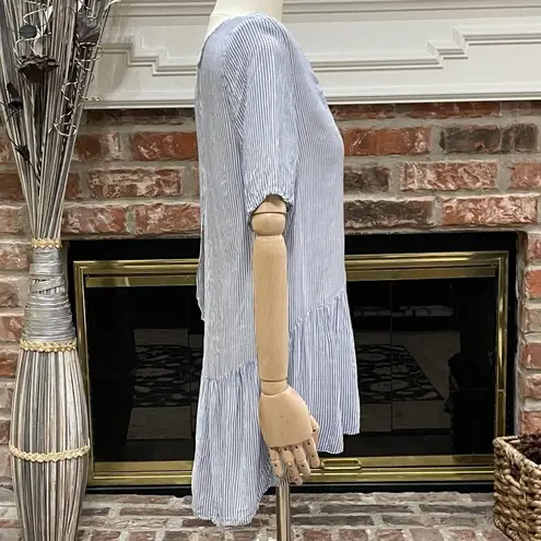 CARAMELA light blue and white pinstriped peplum blouse w/keyhole back / L / EUC