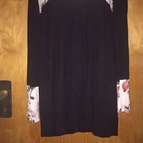 Sun & Moon Floral And Black Color Block Tunic Top Size Medium