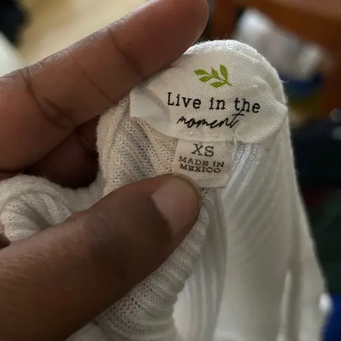 Live in the Moment Romantic Angel Dreamy White Ribbed Scallop Hem Tie-Front Womens Crop Tank Top XS