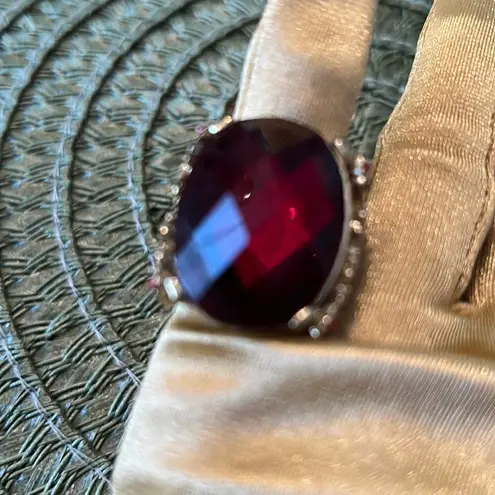 Curations beautiful large red stone ring w/flower details on an ornate band EUC