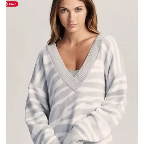 Varley Women's Oversized V-neck Gray/White Tiger Stripe Calvert Sweater, S, EUC