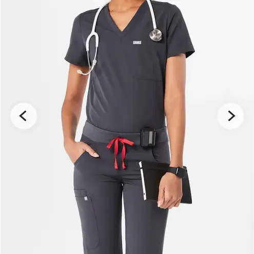 FIGS  Kade Cargo Scrub Pants in Charcoal Straight Leg Red Tie size Small Petite