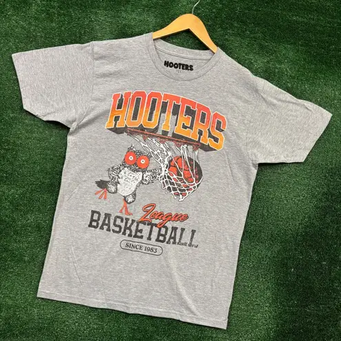 Hooters Basketball League Since 1983 T-shirt size large