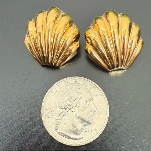 Monet Vintage Gold-tone Shell Seashell Pierced Earrings 9.9g.