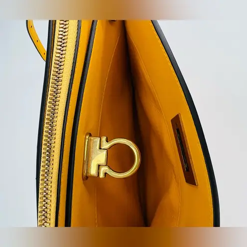 Salvatore Ferragamo 21L013 Trifolio Gancini Logo Leather Crossbody Shoulder Bag